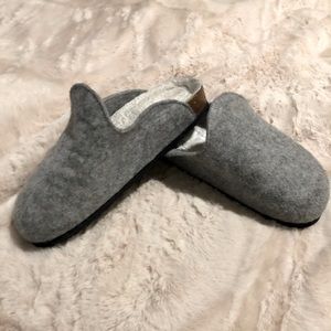 Cute Woman’s slip ons sz 6